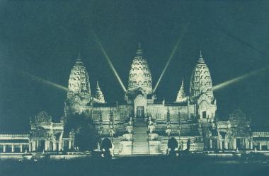 Unbekannter Fotograf: Der Tempel Angkor Wat als Nachbau auf der "Exposition Coloniale Internationale" in Paris - Nächtliche Illumination, 1931, LWL-LMkuK Bibl.-Sign. A 2*658.