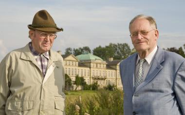 Bauer Seesing und Baron Raitz von Frentz vor der verträumten Kulisse von Haus Stapel.<br>Foto: LWL/Sagurna<br /> 