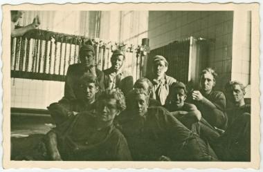 Heinz Konczak (2.v.r.) nach der Schicht mit seiner ¿Räubertruppe¿ in der Waschkaue der Zeche Zollern, 1952.<br>Foto: privat<br />