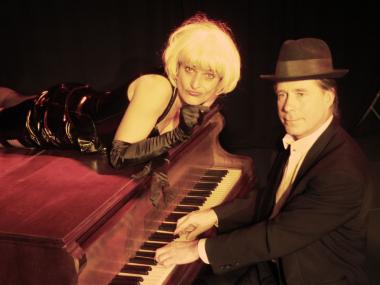 Gerhard Giel (Akkordeon) und Barbara Kleyboldt präsentieren die Bertolt-Brecht-Revue im Schiffshebewerk. <br>Foto: Roto Theater Dortmund<br />