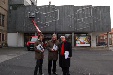 Dr. Marcel Schumacher, Museumsdirektor Dr. Hermann Arnhold und Prof. Dr. Jürgen Wißmann bei der Abnahme der "Zwei Supraporten" von Josef Albers vor dem LWL-Landesmuseum.<br>Foto: LWL<br /> 