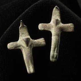 Solche Kruzifixe, im Mittelalter an Halsketten getragen, waren Ausdruck der Frömmigkeit. <br>Foto: LWL/S. Brentführer<br />