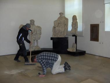Nach ihrem Transport vom LWL-Landesmuseum ist die Christus-Pilatus-Gruppe sicher im Kloster Bentlage angekommen.<br>Foto: Kloster Bentlage<br />