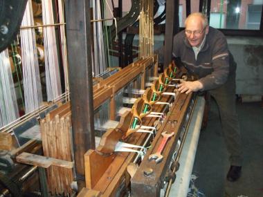 Hartmut Hildebrand beim Einrichten des Bandwebstuhls. <br> Foto: LWL<br />