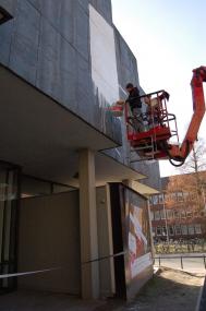 Auf einer Hebebühne bemalte der Düsseldorfer Künstler die Fassade des LWL-Landesmuseums.<br>Foto: LWL<br /> 