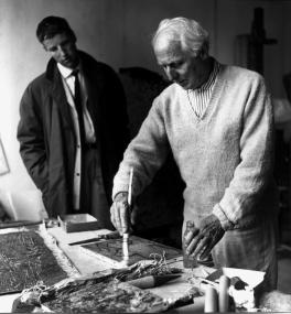 Peter Schamoni (l.) im Atelier von Max Ernst: Die beiden Künstler verband eine enge Freundschaft.<br>Foto: privat<br />