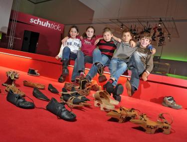 Jede Menge Schuhe zum Ausprobieren auch für Kinder gibt es in der Sonderausstellung "Schuhtick".<br>Foto: LWL/Kuhn.<br />