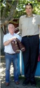 Schumacher Georg Wessels mit seinem Kunden Leonid Stadnik. Der Ukrainer ist mit 2,57 Meter der größte Mann der Welt.<br>Foto: privat<br />