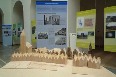 Die LWL-Denkmalpfleger haben die Wanderausstellung um Beispiele aus Westfalen ¿ wie hier der Prinzipalmarkt in Münster ¿ ergänzt. <br>Foto: LWL<br />