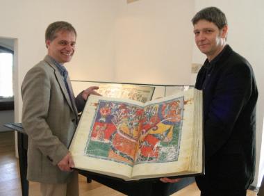 Museumsleiter Dr. Martin Kroker (l.) und Kurator Dr. Matthias Preißler zeigen das Faksimile der Handschrift Beatus von Las Huelgas (Original von 1220). <br>Foto: LWL/Tillmann<br />