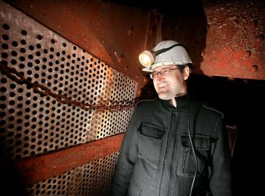  Der Förderkorb im Schein der Grubenlampe. <br>Foto: LWL/Walter Fischer<br />