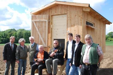 Den neuen Hühnerwagen begutachteten (v. li.): Museumsleiter Dr. Jan Carstensen, LWL-Landschaftsökologin Agnes Sternschulte, Wilhelm Wellner, Heinrich Schönhage und Achim Gottschalk vom Geflügelzuchtverein, Elmar Besche, Thomas Schlick und ihr Fachlehrer Joachim Heine. <br>Foto: LWL<br />