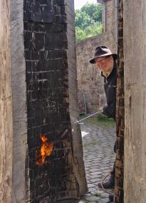 Karl Manfred Rennertz beim Schwärzen einer Holzskulptur im LWL-Industriemuseum in Witten. <br>Foto: LWL<br />