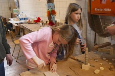In der Kinderwerkstatt auf Zollern können Jungen und Mädchen zum Beispiel eine Holzlok bauen. <br>Foto: LWL<br />