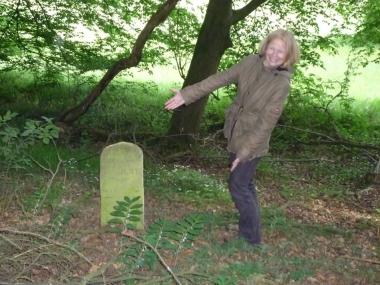 LWL-Denkmalpflegerin Anne Herden-Hubertus präsentiert einen historischen Grenzstein des Hochstifts Paderborn. <br>Foto: Bez. Reg. Detmold/Laufer<br />