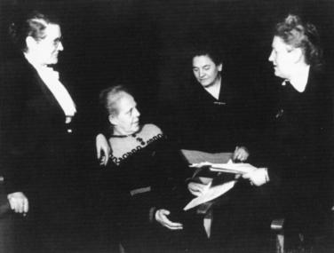 Die vier ¿Mütter des Grundgesetzes¿ (v.l.): Elisabeth Selbert, Helene Weber, Frieda Nadig und Helene Wessel.<br>Foto: Kommunalarchiv Herford<br />