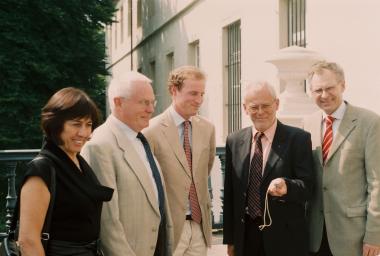  Übergabe des Siegelstempels in Cappenberg am 20. Mai: von links Frau Hechte, Prof. Dr. Norbert Reimann (Archivar des Stein-Archivs), Sebastian Graf von Kanitz (11xUrenkel des Ritters Engelbrecht vom Stein), Andreas Hechte (Finder des Siegelstempels, mit dem Stück), Dr. Gerd Dethlefs (LWL-Landesmuseum für Kunst und Kulturgeschichte Münster, Betreuer der Stein-Ausstellung).<br>Foto: LWL/U.Runeberg<br />