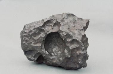 Bruchstück des 4,5 Milliarden Jahren alten Gibeon-Meteoriten, das aus dem Asteroidengürtel zwischen Mars und Jupiter stammt. Vor etwa 30.000 bis 50.000 Jahren fiel der Gibeon-Meteorit im heutigen Namibia (Süd-Westafrika) auf die Erde und wurde dort 1836 entdeckt. <br>Foto: LWL<br />