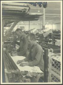 Putzen der Ware auf dem Webstuhl. Weberei Gebr. Büning, Borken. <br>Foto: Kreisbildstelle Borken<br />