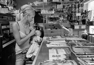 Buden-Besitzerin in Duisburg-Mitte, 2007. <br>Foto: Brigitte Kramer</b>