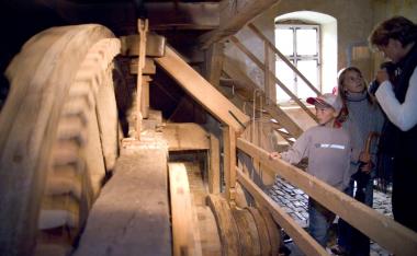 Besichtigung der Getreidemühle im Kolster Dalheim.<br>Foto: LWL/Sagurna<br />