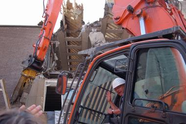 Der LWL-Direktor beim Baggerbiss:  Dr. Wolfgang Kirsch legte beim Abriss selbst Hand an.<br>Foto: LWL<br />