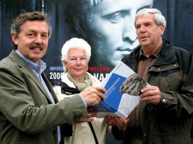 Museumsleiter Dr. Rudolf Aßkamp begrüßte die 20.000. Besucher der Varusausstellung: Gisela und Manfred Keutel aus Voerde.<br>Foto: LWL/Schrief<br />