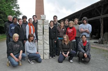 Helden in Stein gemeißelt: Schüler des Adalbert-Stifter-Gymnasiums aus Castrop-Rauxel haben mit ihrem Kunstlehrer Klaus-Jürgen Böhne Symbole für Helden und Antihelden wie "Sixpack und Hängebauch", "Dolch und Löffel" entworfen und im LWL-Industriemuseum Zeche Nachtigall in Witten in Sein gemeißelt. <br>Foto: LWL/Hudemann<br />
