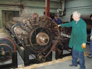Fachmann Peter Muche restauriert einen historischen "Krempel". Die Maschine,die Wollfasern zum Spinnen vorbereitet, kam im Zuge der Räumung der alten Depots in die Spinnerei Herding. <br>Foto: LWL<br />