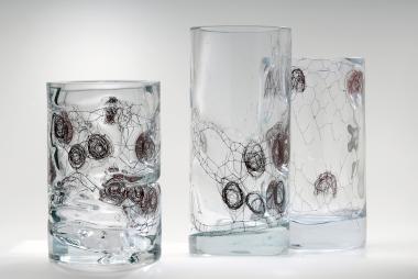 Filigrane Drahtgebilde hat Ursula Huth in ihre Glasobjekte eingearbeitet.<br>Foto: LWL<br />