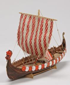 Das Modell eines Wikinger-Schiffs ist in der Schätze-Ausstellung zu bewundern. <br>Foto: LWL/Martin Holtappels<br />