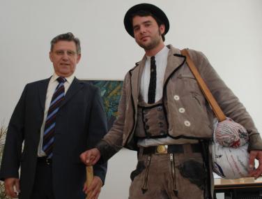 LWL-Kämmerer Dr. Fritz Baur trägt das Siegel des Landschaftsverbandes in das Gesellenbuch von Steinmetz Philipp Bartz ein. <br>Foto: LWL<br />