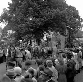 Der Höhepunkt der 1000-Jahrfeier in Wiedenbrück war der Festumzug. <br>Foto: LWL/Klose<br />