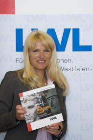 LWL-Kulturdezernentin Dr. Barbara Rüschoff-Thale präsentiert die neue LWL-Museumstour.<br>Foto: LWL/Oblonczyk<br />