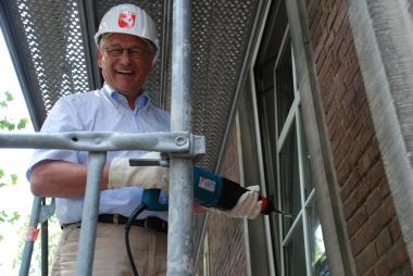 Den Bohrhammer setzte LWL-Direktor Dr. Wolfgang Kirsch zum Start der Umbauarbeiten am Landeshaus an.<br>Foto: LWL<br />