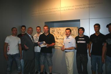 LWL-Direktor Dr. Wolfgang Kirsch (3. v. l.) begrüßte zusammen mit Museumsleiter Dr. Rudolf Aßkamp (4. v. r.) den Gelsenkirchener Marvin Kiele (mitte) als den 50.000sten Besucher.<br>Foto: LWL<br />