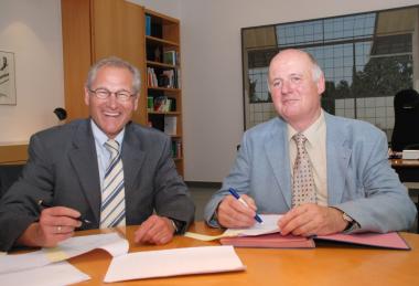 Sichern per Unterschrift eine nachhaltige psychotherapeutische Notfallversorgung: LWL-Direktor Dr. Wolfgang Kirsch (l.) und Josef Micha, Sprecher der Geschäftsführung der Unfallkasse NRW bei der Vertragsunterzeichnung.<br>Foto: LWL<br />
