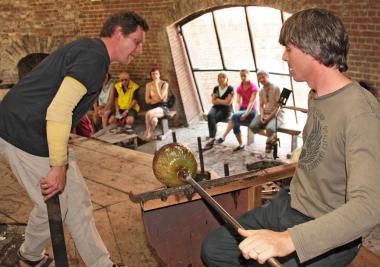 Glasmacher bei der Arbeit im Glasturm der Glashütte Gernheim. <br>Foto: LWL/Holtappels<br />
