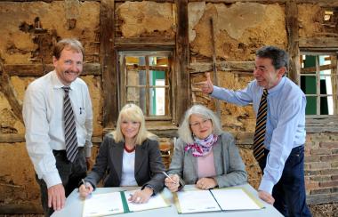 Die Kulturdezernentinnen der beiden Landschaftsverbände, Dr. Barbara Rüschoff-Thale (LWL, links) und Milena Karabaic (LVR, rechts) freuen sich mit LWL-Museumsleiter Dr. Jan Carstensen (stehend links) und LVR-Museumsleiter Dr. Michael H. Faber über die Kooperation. <br>Foto: LVR/Ströter<br />