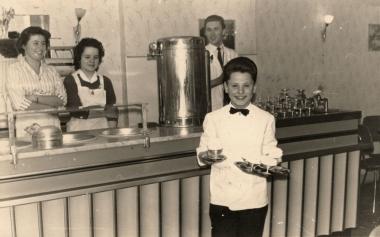 Wie der Vater so der Sohn: Heute ist es nicht mehr selbstverständlich, dass Kinder die Familientradition fortsetzen wie  auf diesem Bild, das in den 1950er Jahren  im Iserlohner Eiscafé Lazzari entstand. <br>Foto: Augusto Gamba<br />