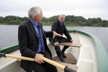 Dr. Wolfgang Kirsch (rechts) ließ sich die Besonderheiten des Naturschutzgebietes  von Stationsleiter Dr. Heinrich Terlutter erläutern.<br>Foto: LWL/Oblonczyk<br />