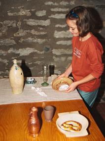 Was kam wohl vor tausend Jahren bei den Paderbornern auf den Tisch? Dieser Frage gehen die Ferienkinder im Museum in der Kaiserpfalz nach. <br>Foto: LWL<br />