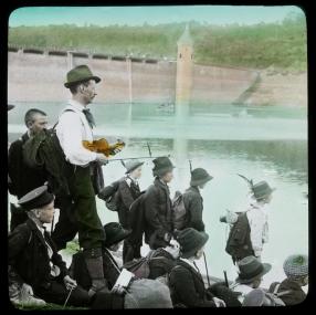 Richard Schirrmann, Gründer des Jugendherbergswerks, 1911 mit einer Schülergruppe auf Wanderfahrt von Altena nach Holland an der Ennepe-Talsperre. Foto: Nachlass Schirrmann/LWL