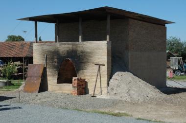 Am Sonntag (16.08.) wird der im LWL-Ziegeleimuseum Lage rekonstruierte Römerofen angefeuert.<br>Foto: LWL<br />
