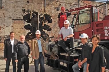 v.l.n.r.: Hendrik Pross (Statiker), Dr. Arnold Lassotta, Dr. Hermann Josef Stenkamp, LWL-Direktor Dr. Wolfgang Kirsch, André Behrens (Bauleiter) und Maria Millan (Architektin). <br>Foto: LWL/Hudemann<br />