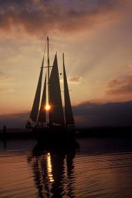 Mit gesetzten Segeln startet der griechische Fischkutter ¿Agios Joannis o Rossos¿ seine Reise vom Mittelmeer ins Ruhrgebie¿.<br>Foto: Jürgen Schütte<br />