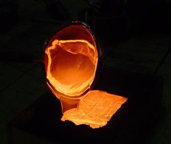 Glühend heiße Glasmasse wird in eine Form gegossen.<br>Foto: LWL/Holtappels<br />