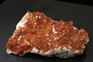 Der Hämatit ist ein enger Verwandter der für den Hochofenprozess wichtigen Eisenerze. Das sehr häufig vorkommende Mineral (Fe2O3) hat einen Eisengehalt von 69,94 Prozent.<br>Foto: LWL<br />