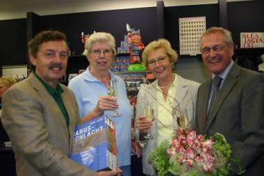 LWL-Direktor Dr. Wolfgang Kirsch (rechts) begrüßte zusammen mit Museumsleiter Dr. Rudolf Aßkamp (links)  Lieselotte Werner (2. v. l.) mit ihrer langjährigen Freundin Elisabeth Schopphaus aus Haltern als die 100.000ste Besucherin.<br>Foto: LWL<br />