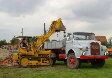 Eine Raupe belädt einen LKW-Oldtimer.<br>Foto: LWL<br />